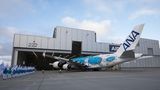 Der erste Airbus A380, der mit japanischer Zulassung fliegen wird, verlässt rückwärts die Halle