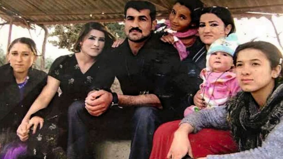Nadia Murad (r.) im Kreis ihrer Familie im Dorf Kocho im Nordirak. Der IS ermordete 44 ihrer Verwandten
