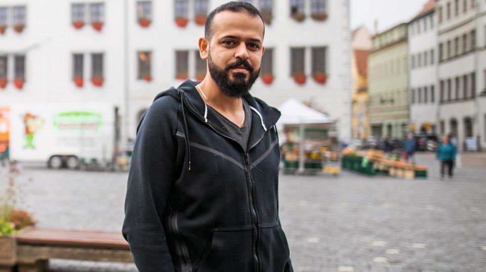 Friedensnobelpreis 2018: Omar Abd al-Dschabbar, 29, auf dem Marktplatz von Torgau in Sachsen. Seine Familie darf er nicht nach Deutschland holen. Omar Abd al-Dschabbar, 29, auf dem Marktplatz von Torgau in Sachsen. Seine Familie darf er nicht nach Deutschland holen.