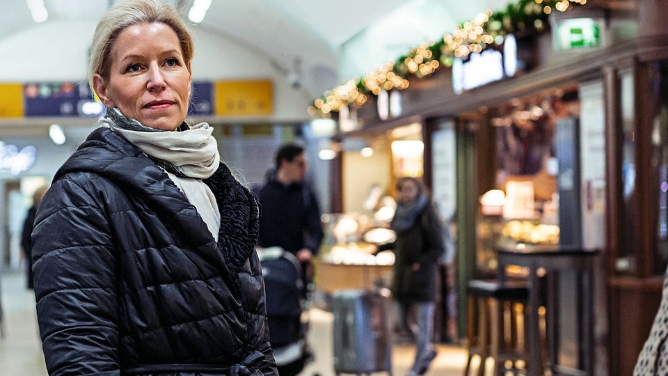 Chaos, Ausfälle, überfüllte Züge: Die falsch Informierte "Mein absolutes Anti-Highlight passierte mir neulich im deutlich verspäteten Abend-ICE von Hannover nach Hamburg-Altona", sagt Karin Overlack. "Während der Fahrt rief mein Mann an und sagte, dass im Internet stehe, der Zug fahre nur bis Hauptbahnhof. Er fragte, von wo er mich denn abholen solle. Im Zug wurde der komplette Fahrtverlauf bis Altona angezeigt, eine Durchsage gab es nicht. Nachdem ich den halben Zug durchquert hatte, fand ich eine Schaffnerin in ihrem Dienstabteil, die mir sagte, man wisse noch nicht, ob der Zug weiter als bis Hauptbahnhof verkehre. Sie und ihr Kollege hätten nämlich Dienstschluss, und man wisse nicht, ob sich noch eine Zugbegleitung für die letzten zehn Minuten fände. Erst bei der Bremsung im Hamburger Hauptbahnhof kam dann die Durchsage, dass der Zug heute dort ende und nicht in Altona." Die falsch Informierte "Mein absolutes Anti-Highlight passierte mir neulich im deutlich verspäteten Abend-ICE von Hannover nach Hamburg-Altona", sagt Karin Overlack. "Während der Fahrt rief mein Mann an und sagte, dass im Internet stehe, der Zug fahre nur bis Hauptbahnhof. Er fragte, von wo er mich denn abholen solle. Im Zug wurde der komplette Fahrtverlauf bis Altona angezeigt, eine Durchsage gab es nicht. Nachdem ich den halben Zug durchquert hatte, fand ich eine Schaffnerin in ihrem Dienstabteil, die mir sagte, man wisse noch nicht, ob der Zug weiter als bis Hauptbahnhof verkehre. Sie und ihr Kollege hätten nämlich Dienstschluss, und man wisse nicht, ob sich noch eine Zugbegleitung für die letzten zehn Minuten fände. Erst bei der Bremsung im Hamburger Hauptbahnhof kam dann die Durchsage, dass der Zug heute dort ende und nicht in Altona."