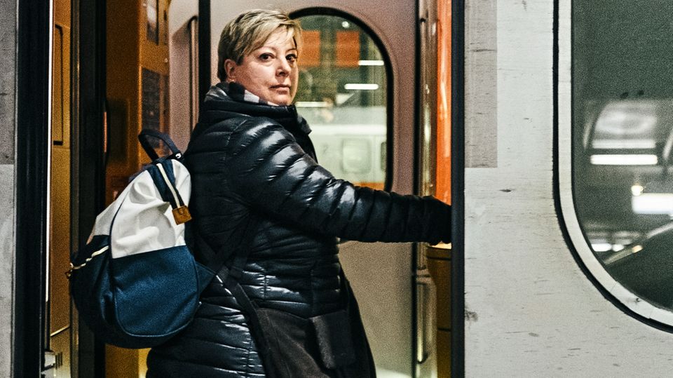 Chaos, Ausfälle, überfüllte Züge: Die Vielfahrerin "Ich bin jeden Tag mit der Deutschen Bahn unterwegs. Gerade was Verspätungen durch technische Defekte betrifft, ist es im Moment fast nicht auszuhalten", sagt Ines Jakob. Ihr aktueller Fall: "Jeden Dienstag hat der ICE 694 von Stuttgart nach Berlin zwischen 15 und 40 Minuten Verspätung aufgrund eines technischen Defekts. Das wird bereits angezeigt, bevor der Zug überhaupt losfährt. Für mich ist es eine bodenlose Unverschämtheit, dass der überhaupt fahren darf. Ich frage mich dann oft, ob vielleicht auch Züge fahren, die noch einen größeren Defekt haben. Um Stammkunden etwas milde zu stimmen, werden in unregelmäßigen Abständen Gutscheine für Upgrades oder ein Essen verschickt. Das ist aber viel zu wenig. Dem Unternehmen sollte es finanziell richtig wehtun, dann würde man eventuell in der Geschäftsführung umdenken." Die Vielfahrerin "Ich bin jeden Tag mit der Deutschen Bahn unterwegs. Gerade was Verspätungen durch technische Defekte betrifft, ist es im Moment fast nicht auszuhalten", sagt Ines Jakob. Ihr aktueller Fall: "Jeden Dienstag hat der ICE 694 von Stuttgart nach Berlin zwischen 15 und 40 Minuten Verspätung aufgrund eines technischen Defekts. Das wird bereits angezeigt, bevor der Zug überhaupt losfährt. Für mich ist es eine bodenlose Unverschämtheit, dass der überhaupt fahren darf. Ich frage mich dann oft, ob vielleicht auch Züge fahren, die noch einen größeren Defekt haben. Um Stammkunden etwas milde zu stimmen, werden in unregelmäßigen Abständen Gutscheine für Upgrades oder ein Essen verschickt. Das ist aber viel zu wenig. Dem Unternehmen sollte es finanziell richtig wehtun, dann würde man eventuell in der Geschäftsführung umdenken."