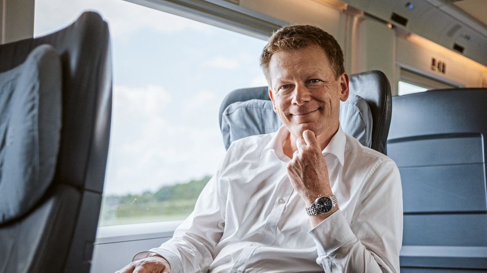 Chaos, Ausfälle, überfüllte Züge: Der Bahnchef: Richard Lutz leitet die Deutsche Bahn AG seit gut eineinhalb Jahren. Er stammt aus einer Eisenbahnerfamilie und kennt die Probleme des Konzerns. Der Bahnchef: Richard Lutz leitet die Deutsche Bahn AG seit gut eineinhalb Jahren. Er stammt aus einer Eisenbahnerfamilie und kennt die Probleme des Konzerns.