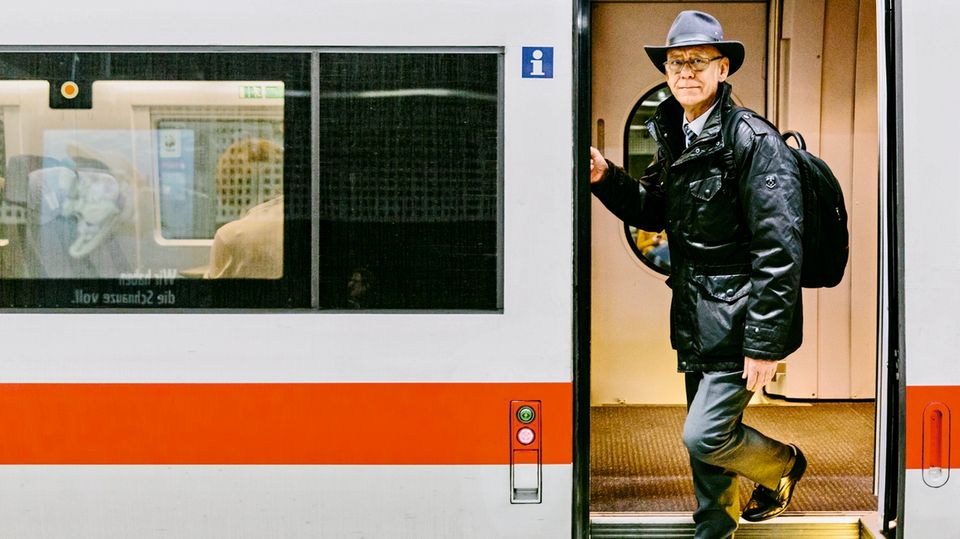 Chaos, Ausfälle, überfüllte Züge: Der Umgeleitete "Ich fuhr im ICE von Berlin über Frankfurt nach Mainz, als wir abrupt stoppten", sagt Joachim Hagelskamp. "Als Ursache wurde ein Personenschaden im vor uns liegenden Streckenabschnitt genannt. Zehn Minuten später kam die Info, dass wir einen Umweg von 30 Minuten über Aschaffenburg machen müssten. Allerdings kenne der Lokführer den Weg nicht und dürfe nicht schneller als 100 km/h fahren. Weitere 30 Minuten. Dann machte das Personal im Bistro Feierabend, und der Lokführer musste wegen Überschreitung seiner Dienstzeit in Hanau aussteigen. Mit 80 Minuten Verspätung kamen wir in Frankfurt an. Der Anschluss nach Mainz fuhr aber auch nicht, weil die Oberleitung durch Lenkdrachen blockiert war." Der Umgeleitete "Ich fuhr im ICE von Berlin über Frankfurt nach Mainz, als wir abrupt stoppten", sagt Joachim Hagelskamp. "Als Ursache wurde ein Personenschaden im vor uns liegenden Streckenabschnitt genannt. Zehn Minuten später kam die Info, dass wir einen Umweg von 30 Minuten über Aschaffenburg machen müssten. Allerdings kenne der Lokführer den Weg nicht und dürfe nicht schneller als 100 km/h fahren. Weitere 30 Minuten. Dann machte das Personal im Bistro Feierabend, und der Lokführer musste wegen Überschreitung seiner Dienstzeit in Hanau aussteigen. Mit 80 Minuten Verspätung kamen wir in Frankfurt an. Der Anschluss nach Mainz fuhr aber auch nicht, weil die Oberleitung durch Lenkdrachen blockiert war."