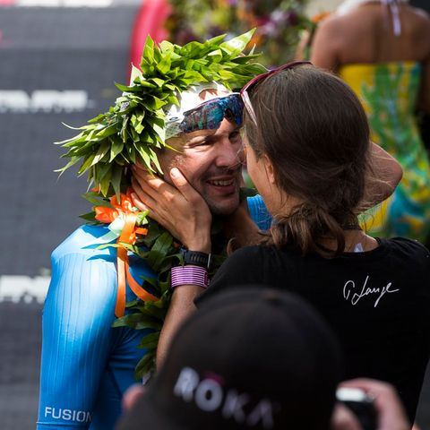 Patrick Lange mit seiner Frau nach dem Ironman-Sieg: "Möchte einer der Großen unseres Sports werden"