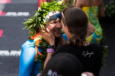 Patrick Lange mit seiner Frau nach dem Ironman-Sieg: "Möchte einer der Großen unseres Sports werden"