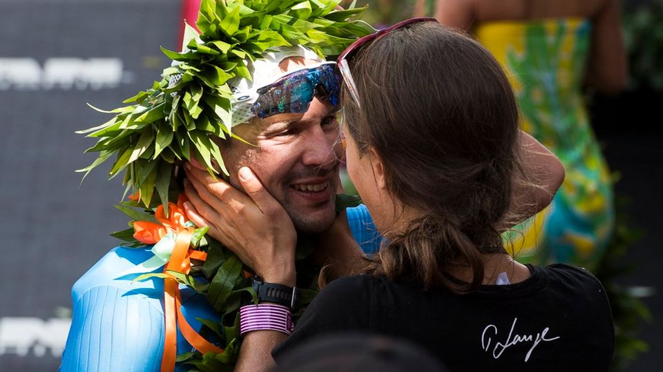 Patrick Lange mit seiner Frau nach dem Ironman-Sieg: "Möchte einer der Großen unseres Sports werden"