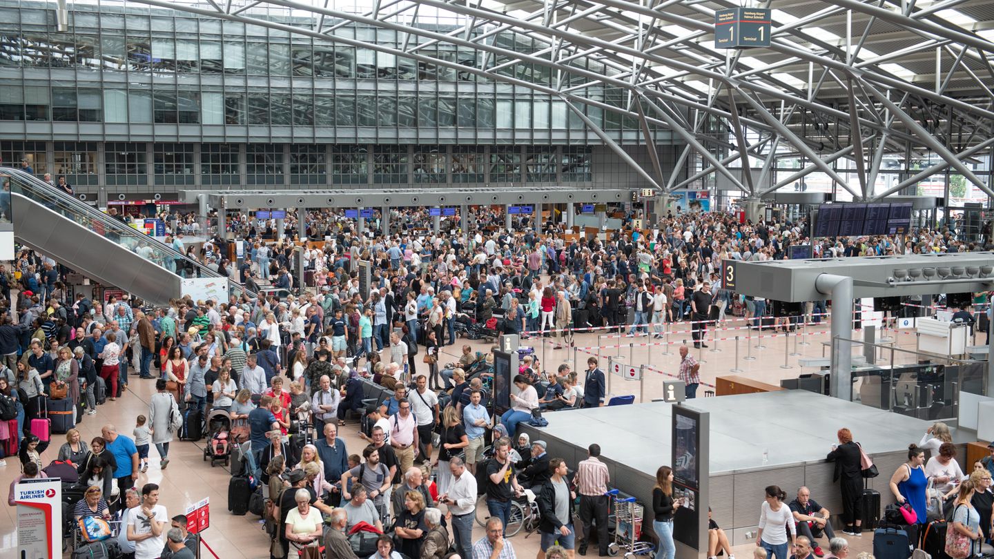 Flugreisende stehen während eines Stromausfalls im Flughafen Hamburg. Bei der Schlichtungsstelle für den öffentlichen Personenverkehr (SÖP) ist die Zahl der Beschwerden über Flugreisen in diesem Jahr stark angestiegen.