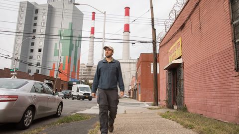 Filmszene aus der Dokumentation "The World Before Your Fee" zeigt Matt Green, den Mann, der zu Fuß ganz New York abläuft