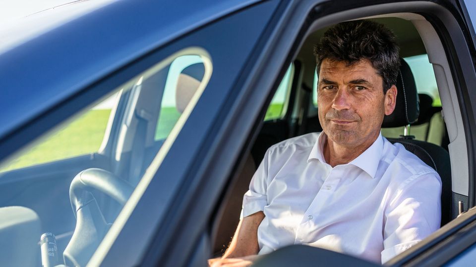 Klima- und Umweltschutz: Abgassünder: Der angeblich umweltfreundliche Neuwagen von Martin Schubert erreicht nicht annähernd die versprochenen Verbrauchswerte Abgassünder: Der angeblich umweltfreundliche Neuwagen von Martin Schubert erreicht nicht annähernd die versprochenen Verbrauchswerte