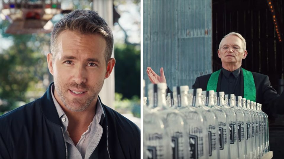 Links spricht Ryan Reynolds in die Kamera, rechts segnet ein Priester volle Gin-Flaschen