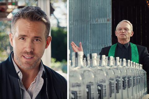 Links spricht Ryan Reynolds in die Kamera, rechts segnet ein Priester volle Gin-Flaschen