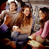 Wer kennt das nicht: Normalerweise hätte man in vier Stunden vielleicht eine Stulle und einen Apfel gegessen. Auf einer (gut geplanten) Bahnfahrt kann man in der selben Zeit locker das Doppelte vertilgen. So oder so eignen sich Bahnfahrten wunderbar zum gemütlichen Essen ohne Stress. Wer ein bisschen Zeit hat und nachhaltig unterwegs ist, bereitet sein Essen vor und nimmt es in der Tupperdose mit. Zudem kann man die Fahrt toll nutzen, um sich etwas zu gönnen, das sonst vielleicht nicht auf dem Teller gelandet wäre: das Franzbrötchen, den Bagel oder auch mal den Karamell-Chai-Latte. Aber nicht nur zum Fest der Nächstenliebe sollte man bei der Essensauswahl an seine Sitznachbarn denken: das Mettbrötchen, der Döner oder der Handkäse mit Musik bleiben besser zu Hause – oder finden am Gleis den Weg in den Magen.