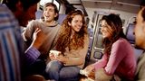 Wer kennt das nicht: Normalerweise hätte man in vier Stunden vielleicht eine Stulle und einen Apfel gegessen. Auf einer (gut geplanten) Bahnfahrt kann man in der selben Zeit locker das Doppelte vertilgen. So oder so eignen sich Bahnfahrten wunderbar zum gemütlichen Essen ohne Stress. Wer ein bisschen Zeit hat und nachhaltig unterwegs ist, bereitet sein Essen vor und nimmt es in der Tupperdose mit. Zudem kann man die Fahrt toll nutzen, um sich etwas zu gönnen, das sonst vielleicht nicht auf dem Teller gelandet wäre: das Franzbrötchen, den Bagel oder auch mal den Karamell-Chai-Latte. Aber nicht nur zum Fest der Nächstenliebe sollte man bei der Essensauswahl an seine Sitznachbarn denken: das Mettbrötchen, der Döner oder der Handkäse mit Musik bleiben besser zu Hause – oder finden am Gleis den Weg in den Magen.
