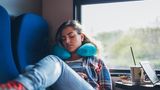 Ebenfalls ein unterschätzter Klassiker: Schlafen. Auch außerhalb eines Schlafwagens kann man in der Bahn entspannen, wichtig ist dabei nur die richtige Vorbereitung. Ohrstöpsel oder ein Kopfhörer mit Noise-Canceling lassen den telefonierenden Nachbarn verstummen, ein aufblasbares Nackenhörnchen hilft gegen einen schiefen Hals und eine Schlafbrille oder ein Kapuzen-Pullover lassen es dunkel werden. Nur vorher den Handywecker mit Vibrationsalarm stellen, damit man sein Ziel nicht verpasst!