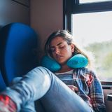 Ebenfalls ein unterschätzter Klassiker: Schlafen. Auch außerhalb eines Schlafwagens kann man in der Bahn entspannen, wichtig ist dabei nur die richtige Vorbereitung. Ohrstöpsel oder ein Kopfhörer mit Noise-Canceling lassen den telefonierenden Nachbarn verstummen, ein aufblasbares Nackenhörnchen hilft gegen einen schiefen Hals und eine Schlafbrille oder ein Kapuzen-Pullover lassen es dunkel werden. Nur vorher den Handywecker mit Vibrationsalarm stellen, damit man sein Ziel nicht verpasst!