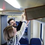 Wer Lust auf Nächstenliebe hat, kann auch einfach mit dem Nachbarn reden. Ein guter Grund, um dabei ins Gespräch zu kommen, ist immer das (an Weihnachten meist doch etwas ausladende) Gepäck. Oder zusammen über das nicht funktionierenden Wlan zu reden, könnte schon ein Anfang sein. Mit etwas Glück macht man interessante Bekanntschaften und kann sogar sein Essen teilen.