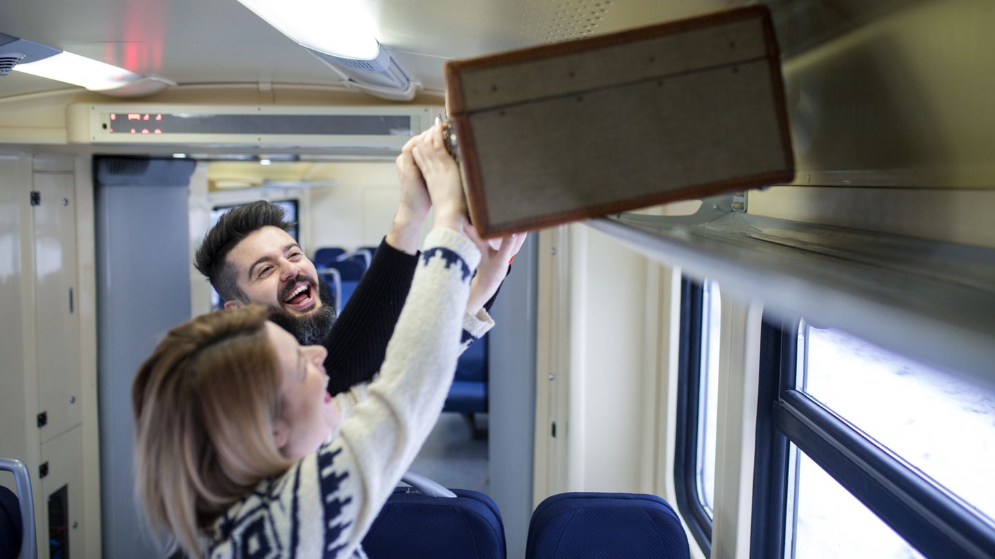 Driving Home: Wer Lust auf Nächstenliebe hat, kann auch einfach mit dem Nachbarn reden. Ein guter Grund, um dabei ins Gespräch zu kommen, ist immer das (an Weihnachten meist doch etwas ausladende) Gepäck. Oder zusammen über das nicht funktionierenden Wlan zu reden, könnte schon ein Anfang sein. Mit etwas Glück macht man interessante Bekanntschaften und kann sogar sein Essen teilen. Wer Lust auf Nächstenliebe hat, kann auch einfach mit dem Nachbarn reden. Ein guter Grund, um dabei ins Gespräch zu kommen, ist immer das (an Weihnachten meist doch etwas ausladende) Gepäck. Oder zusammen über das nicht funktionierenden Wlan zu reden, könnte schon ein Anfang sein. Mit etwas Glück macht man interessante Bekanntschaften und kann sogar sein Essen teilen.