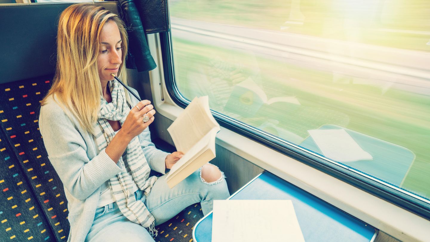 Driving Home: Was ist besser, als schon einmal für das neue Jahr aufzuräumen? Bahnfahrten eignen sich super, um das eigene Leben zu sortieren: Das E-Mail-Postfach aufräumen (dazu braucht man kein Wlan!), ToDo-Listen für die Weihnachts- und Silvesterfeier aufschreiben, die Urlaubsfotos sortieren. Auf der Fahrt bliebt Zeit für alles, was sonst im Alltag unter den Tisch fällt und dann doch nie erledigt wird. Was ist besser, als schon einmal für das neue Jahr aufzuräumen? Bahnfahrten eignen sich super, um das eigene Leben zu sortieren: Das E-Mail-Postfach aufräumen (dazu braucht man kein Wlan!), ToDo-Listen für die Weihnachts- und Silvesterfeier aufschreiben, die Urlaubsfotos sortieren. Auf der Fahrt bliebt Zeit für alles, was sonst im Alltag unter den Tisch fällt und dann doch nie erledigt wird.