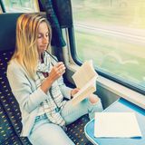 Was ist besser, als schon einmal für das neue Jahr aufzuräumen? Bahnfahrten eignen sich super, um das eigene Leben zu sortieren: Das E-Mail-Postfach aufräumen (dazu braucht man kein Wlan!), ToDo-Listen für die Weihnachts- und Silvesterfeier aufschreiben, die Urlaubsfotos sortieren. Auf der Fahrt bliebt Zeit für alles, was sonst im Alltag unter den Tisch fällt und dann doch nie erledigt wird.