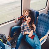 Wer nicht ohne Technik auskommt und ein bisschen im Voraus plant, kann auch ganz ohne Internet trotzdem den PC oder das Handy nutzen. Podcasts und Videos lassen sich vorher runterladen und dann auf der Fahrt gemütlich anschauen beziehungsweise anhören.