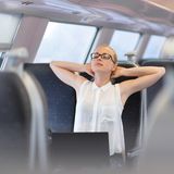 Wer den Weihnachtsstress und den Ärger über volle Zuge und Bahnstreiks vergessen will, kann einfach Meditieren. Zwar lässt der Bahnsitz inklusive Sitznachbar keinen Lotussitz zu – aber es geht ja schließlich auch um die innere und nicht die äußere Haltung.