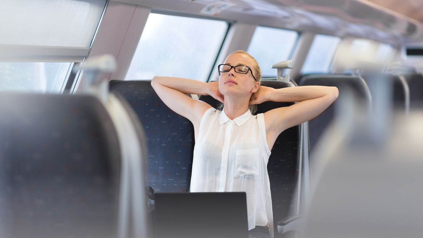Wer den Weihnachtsstress und den Ärger über volle Zuge und Bahnstreiks vergessen will, kann einfach Meditieren. Zwar lässt der Bahnsitz inklusive Sitznachbar keinen Lotussitz zu – aber es geht ja schließlich auch um die innere und nicht die äußere Haltung.