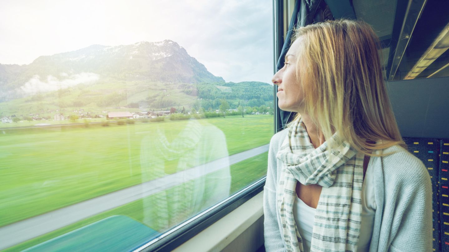 Driving Home: Auch wenn es ein bisschen banal klingt: Wie wäre es mal mit aus dem Fenster schauen? Selbst im Dunkeln kann man sich von den vorbeiziehenden Lichtern faszinieren und zum Tagträumen einladen lassen. Dann wenn wir mal ganz ehrlich sind: Wann schaut man heute noch aus dem Fenster und lässt die Gedanken schweifen? In der U-Bahn oder als Beifahrer im Auto hat man schnell das Smartphone zu Hand und nimmt oft kaum wahr, was im eigenen Umfeld passiert. So kann die Bahnfahrt uns sogar mental entschleunigen. Auch wenn es ein bisschen banal klingt: Wie wäre es mal mit aus dem Fenster schauen? Selbst im Dunkeln kann man sich von den vorbeiziehenden Lichtern faszinieren und zum Tagträumen einladen lassen. Dann wenn wir mal ganz ehrlich sind: Wann schaut man heute noch aus dem Fenster und lässt die Gedanken schweifen? In der U-Bahn oder als Beifahrer im Auto hat man schnell das Smartphone zu Hand und nimmt oft kaum wahr, was im eigenen Umfeld passiert. So kann die Bahnfahrt uns sogar mental entschleunigen.