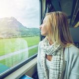 Auch wenn es ein bisschen banal klingt: Wie wäre es mal mit aus dem Fenster schauen? Selbst im Dunkeln kann man sich von den vorbeiziehenden Lichtern faszinieren und zum Tagträumen einladen lassen. Dann wenn wir mal ganz ehrlich sind: Wann schaut man heute noch aus dem Fenster und lässt die Gedanken schweifen? In der U-Bahn oder als Beifahrer im Auto hat man schnell das Smartphone zu Hand und nimmt oft kaum wahr, was im eigenen Umfeld passiert. So kann die Bahnfahrt uns sogar mental entschleunigen.