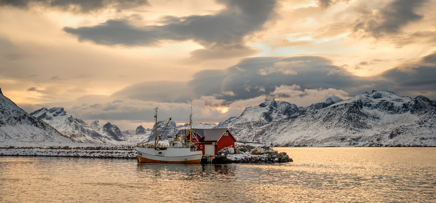Bei Ramberg , einem Dorf auf der Insel Flakstadøya im Lofoten-Archipel in Nordland