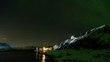 Winternacht und Sternenhimmel in Nyksund auf den Vesterålen, einer Inselgruppe nördlich der Lofoten