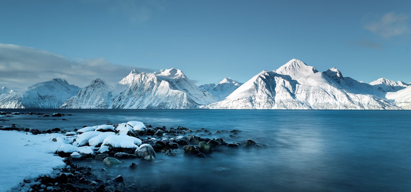 Verschneite Berge im Lyngenfjord im Bezirk Finnmark im äußersten Nordosten des Landes