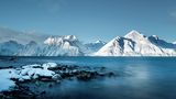 Verschneite Berge im Lyngenfjord im Bezirk Finnmark im äußersten Nordosten des Landes