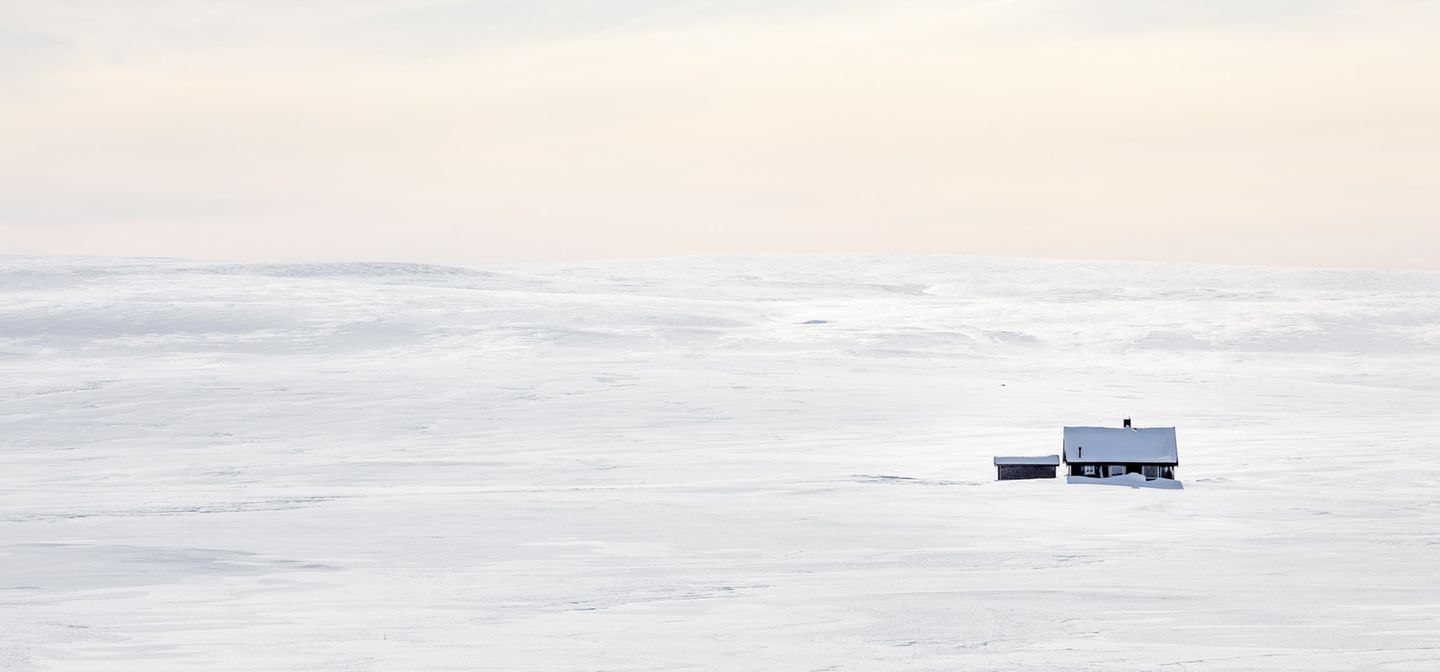 Alles weiß: einsame Hütte auf der Varanger-Halbinsel in der Finnmark