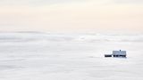 Alles weiß: einsame Hütte auf der Varanger-Halbinsel in der Finnmark