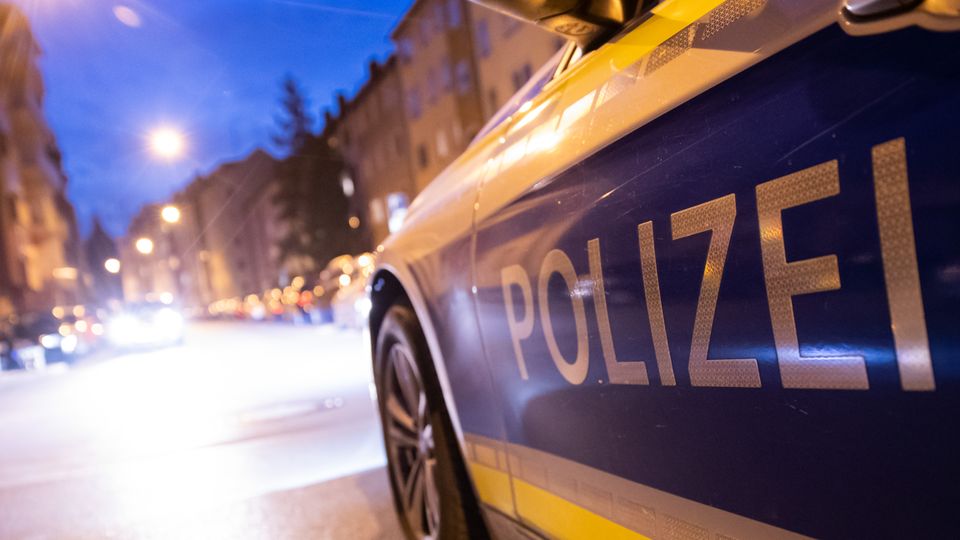 Polizeiwagen im Nürnberger Stadtteil St. Johannis, wo die Attacken stattfanden