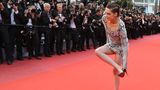 Fimfestival, Cannes  Schauspielerin Kristen Stewart gehörte zur Jury des diesjährigen Filmfestivals in Cannes. Nach zahlreichen Auftritten in Designerkleidern und High Heels hatte die 28-Jährige bei der Premiere des Films "BlacKkKlansman" offenbar die Nase voll von dem unbequemen Schuhwerk. Stewart zog kurzerhand ihre Stilettos aus und spazierte barfuß die Stufen zum Festivalpalast empor. Immerhin, ihr Chanel-Kleid schien da deutlich bequemer.