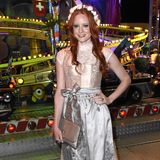 Oktoberfest, München  Auf den ersten Blick wirkte es wie eines von vielen Dirndln, die die Promi-Damen zum Auftakt der 185. Wiesn spazieren trugen. Doch das Kleid von Model Barbara Meier hatte den Wert eines Mittelklassewagens. 42.600 Euro kostete die roséfarbene Trachtenkreation der Designerin Kinga Mathe, die Meier bei ihrem Besuch im Münchner Käferzelt präsentierte. Das bestickte Mieder wurde innerhalb von vier Wochen in aufwendiger Handarbeit gefertigt. Richtig teuer war jedoch die Taillenkette. Sie besteht aus 18 Karat Roségold und wurde mit weißen und grauen Perlen sowie Diamanten besetzt. Ein Detail, das nicht unbedingt auf den ersten Blick ins Auge sticht, das Dirndl aber so kostspielig macht.