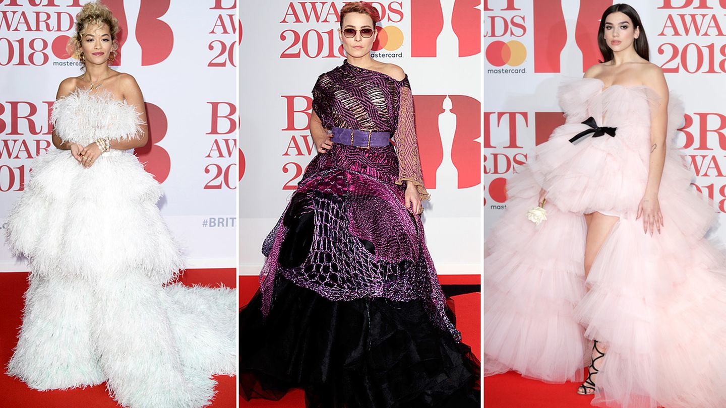Brit Awards, London  Wie gut, dass es bei den Brit Awards um Musik geht und nicht um Mode. Denn bei den Outfits der diesjährigen Verleihung konnte man nur mit dem Kopf schütteln. Sängerin Rita Ora kam als weißer Fell-Yeti, Schauspielerin Noomi Rapace (M.) kleidete sich in ein violettes Netz-Ungetüm und Musikerin Dua Lipa (r.) versank in einer rosa Tüll-Bombe.