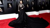 Grammy-Verleihung, New York  Was für ein Auftritt! Sängerin Lady Gaga erschien zur 60. Grammy-Verleihung in einem Spitzen-Jumpsuit, der von Unmengen schwarzen Stoffs umhüllt wurde. Die opulente Kreation stammt von Armani Privé. Wichtiger war jedoch ein Detail an Gagas rechter Schulter. Dort trug die Musikerin aus Solidarität mit der "Time's Up"-Bewegung eine weiße Rose - wie so viele andere Stars an diesem Abend.