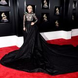 Grammy-Verleihung, New York  Was für ein Auftritt! Sängerin Lady Gaga erschien zur 60. Grammy-Verleihung in einem Spitzen-Jumpsuit, der von Unmengen schwarzen Stoffs umhüllt wurde. Die opulente Kreation stammt von Armani Privé. Wichtiger war jedoch ein Detail an Gagas rechter Schulter. Dort trug die Musikerin aus Solidarität mit der "Time's Up"-Bewegung eine weiße Rose - wie so viele andere Stars an diesem Abend.