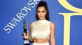 CFDA Awards, New York  Über diese Auszeichnung wunderte sich sogar Kim Kardashian: Die 38-Jährige wurde bei den CFDA Awards in New York als "Influencerin des Jahres" geehrt. Die Preise werden seit 1981 vom Berufsverband US-amerikanischer Modedesigner vergeben und sind eine wichtige Anerkennung in der Branche. Kardashian ließ sich in ihrer Dankesrede zu folgendem Kommentar hinreißen: "Ich bin etwas schockiert, dass ich einen Modepreis erhalte, obwohl ich doch die meiste Zeit nackt bin." Passenderweise kam sie auch ohne BH zur Preisverleihung.