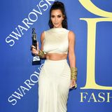 CFDA Awards, New York  Über diese Auszeichnung wunderte sich sogar Kim Kardashian: Die 38-Jährige wurde bei den CFDA Awards in New York als "Influencerin des Jahres" geehrt. Die Preise werden seit 1981 vom Berufsverband US-amerikanischer Modedesigner vergeben und sind eine wichtige Anerkennung in der Branche. Kardashian ließ sich in ihrer Dankesrede zu folgendem Kommentar hinreißen: "Ich bin etwas schockiert, dass ich einen Modepreis erhalte, obwohl ich doch die meiste Zeit nackt bin." Passenderweise kam sie auch ohne BH zur Preisverleihung.