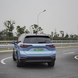 Die Hinterachse lenkt mit