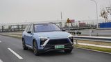 Der ES8 soll dank des neuesten Mobileye EyeQ4-Chips und 23 Sensoren autonome Fahrfunktionen, wie zum Beispiel den Stauassistente