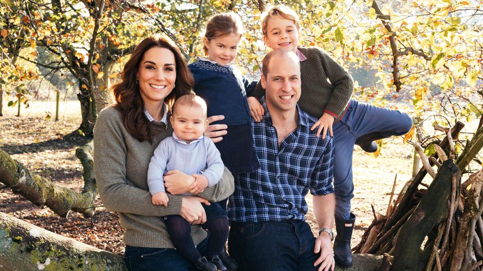 Britische Royals: Familienidylle zu Weihnachten: Herzogin Catherine und Prinz William mit ihren drei Kindern Familienidylle zu Weihnachten: Herzogin Catherine und Prinz William mit ihren drei Kindern