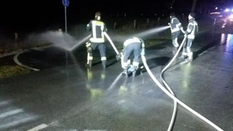 Auf einer Straße in Westfalen sind Tausende Liter Milch festgefroren
