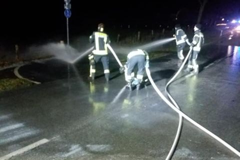 Auf einer Straße in Westfalen sind Tausende Liter Milch festgefroren