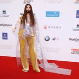 Goldene Kamera, Hamburg  Duschvorhang, Regencape oder Frischhaltefolie? Am Outfit, das Sängerin Conchita bei der Goldenen Kamera präsentierte, schieden sich die Geister. Später wechselte die ESC-Gewinnerin von 2014 noch zweimal das Kleid und legte auf der Bühne fulminante Auftritte hin.