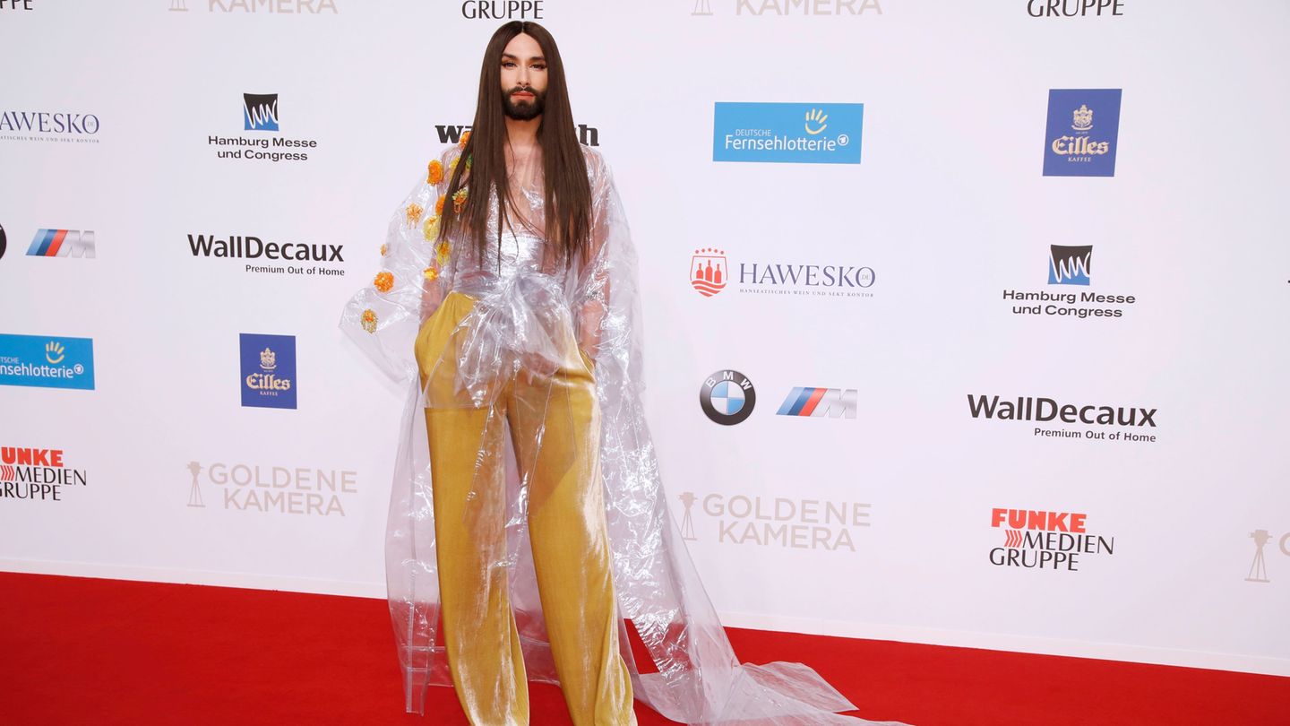 Goldene Kamera, Hamburg  Duschvorhang, Regencape oder Frischhaltefolie? Am Outfit, das Sängerin Conchita bei der Goldenen Kamera präsentierte, schieden sich die Geister. Später wechselte die ESC-Gewinnerin von 2014 noch zweimal das Kleid und legte auf der Bühne fulminante Auftritte hin.