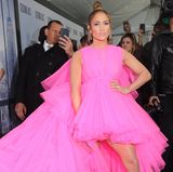 Filmpremiere, New York  Miss Piggy hätte ihre wahre Freude an diesem Outfit: Bei der Premiere des Films "Manhattan Queen" präsentierte sich Jennifer Lopez in einer pinken Tüllbombe von Giambattista Valli. Achten Sie auf den Mann im Hintergrund: Lopez' Lebensgefährte Alex Rodriguez musste das unglaubliche Outfit ebenfalls im Bild festhalten.
